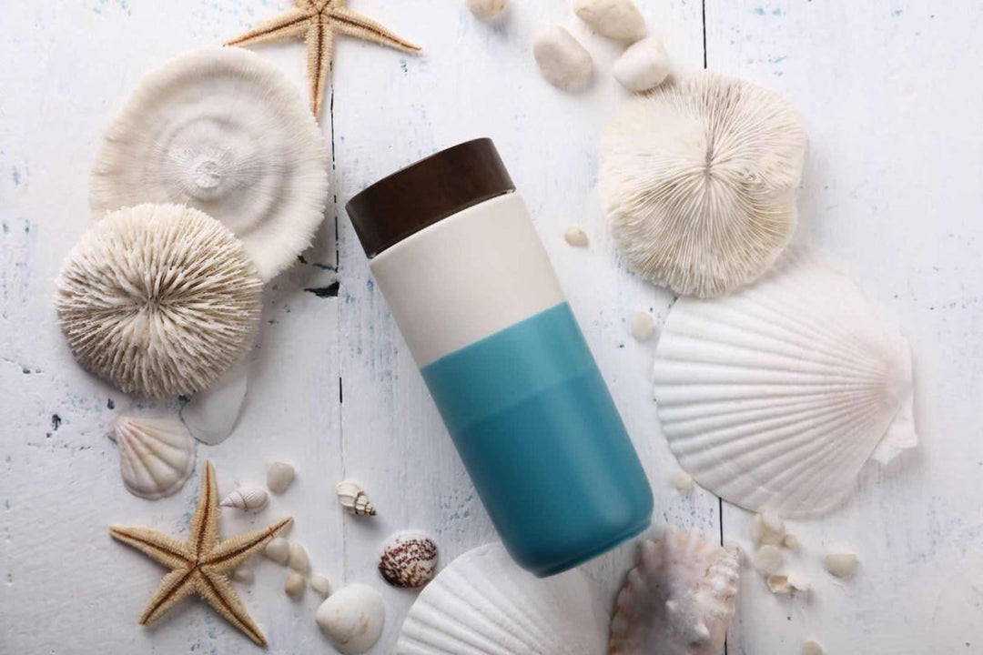 Ceramic tumbler blue and white with brown lid